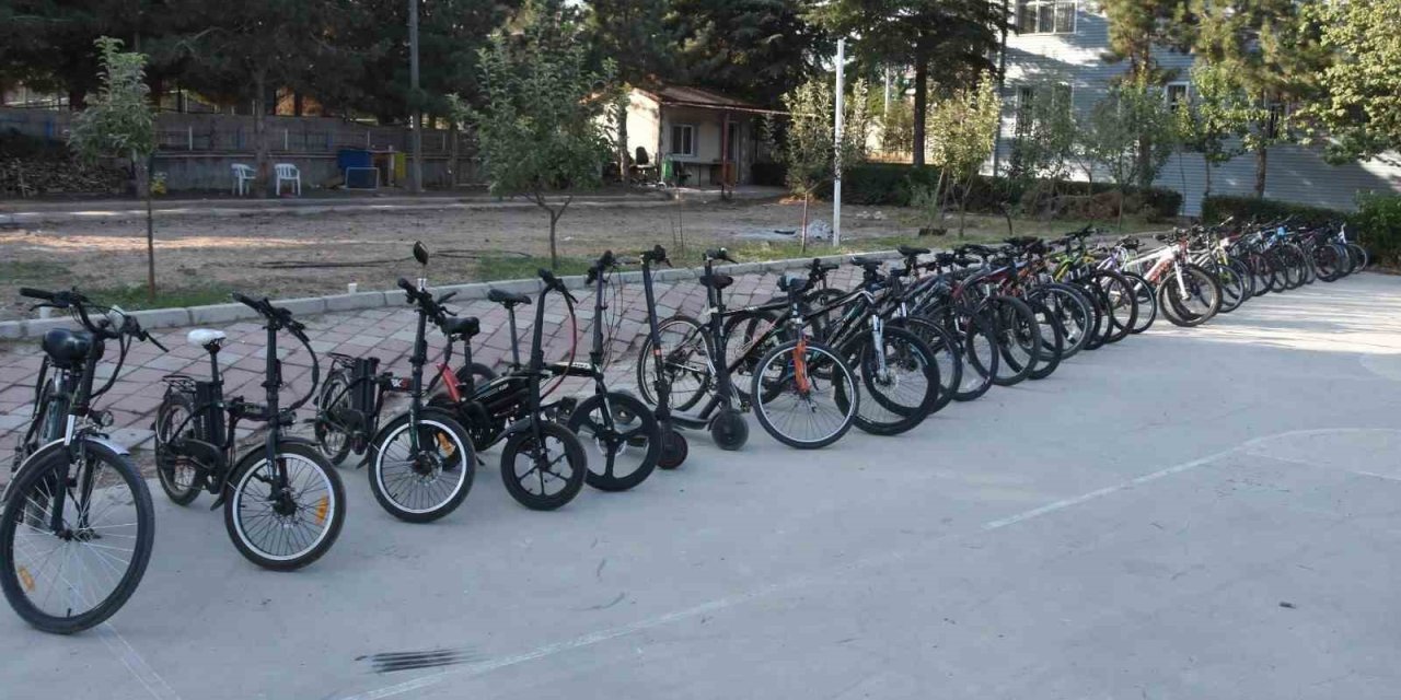 Polisin Baskın Yaptığı Evden 1,5 Milyon Liralık Çalıntı Bisiklet Ve Motosiklet Çıktı