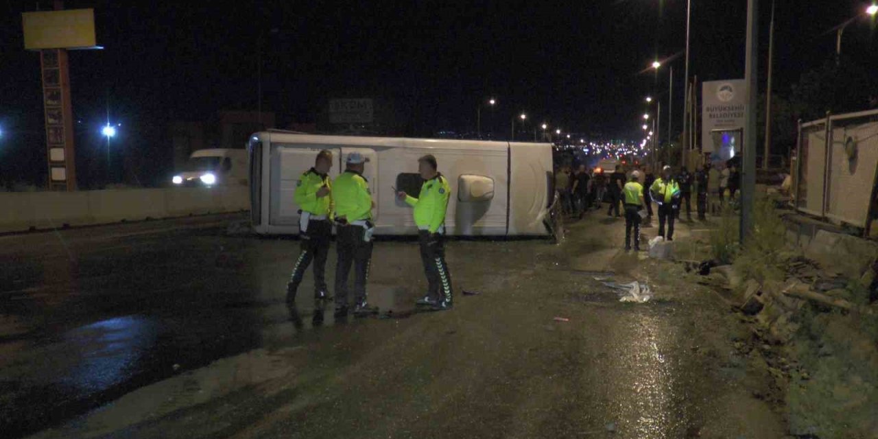 Kayseri’de Gece Vardiyasına Giden İşçi Servisi Devrildi: 6 Yaralı