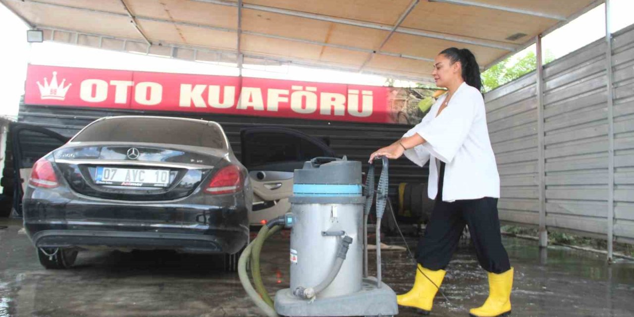 Ojeli Tırnaklarıyla Oto Yıkamacı Oldu, Hedefi Daha Çok Kadın İstihdamı