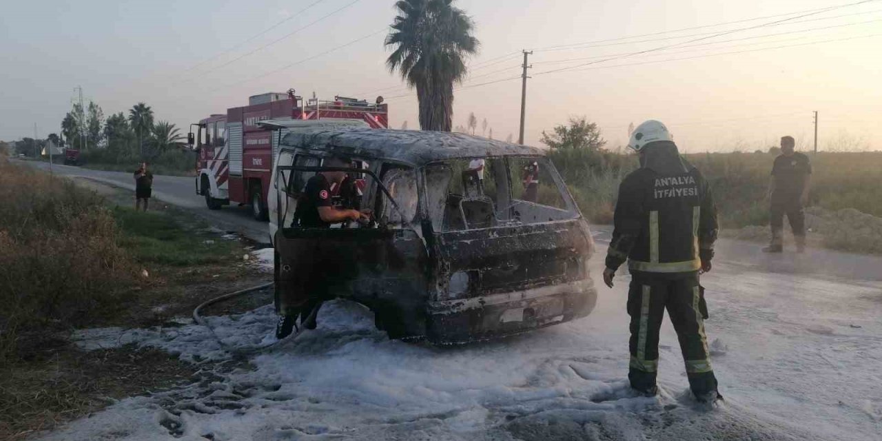 Araç Yanmaya Başlayınca Sahibi Bırakıp Evine Gitti