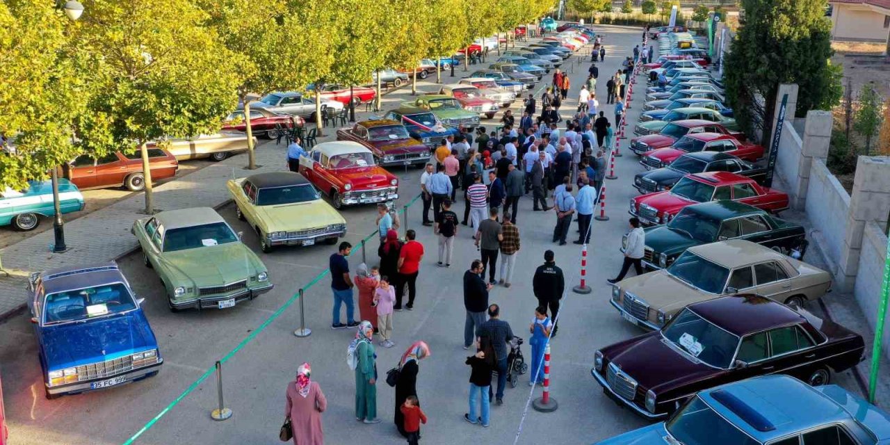 Klasik Otomobillerle Geçmişe Yolculuk