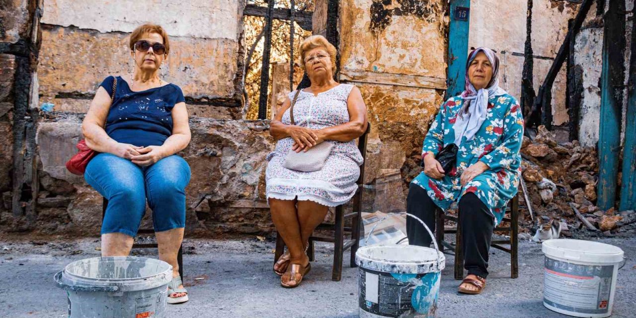 Her Pazar ’yangın’ Korkusuyla Uyanıyor, Su Dolu Kovalarla Nöbet Tutup Seslerini Duyurmaya Çalışıyorlar