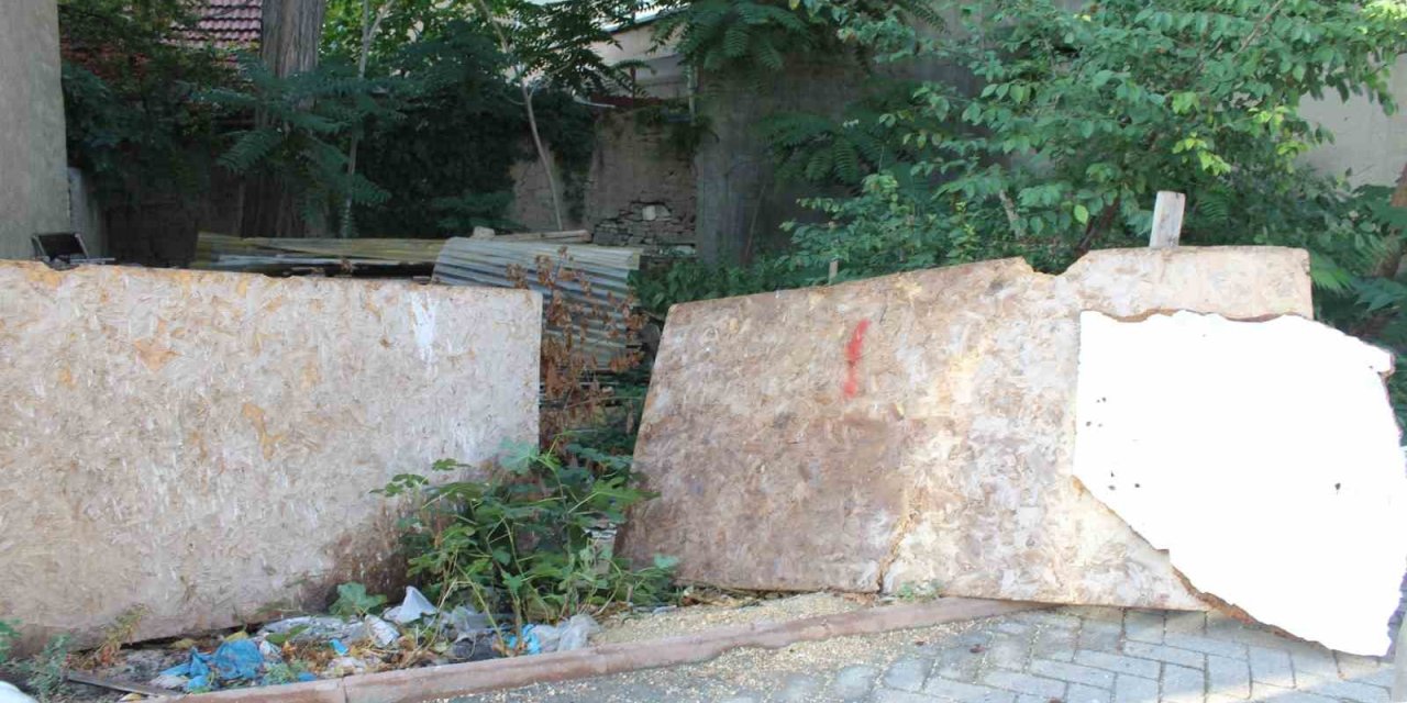 Sokakta Atıl Haldeki Arsa Endişe Veriyor