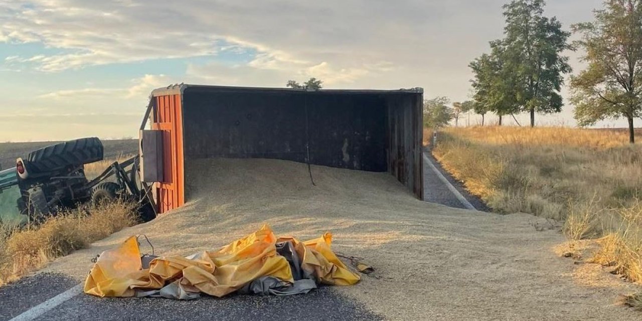 Konya’da Traktör Devrildi, Römorktaki Arpa Yola Saçıldı