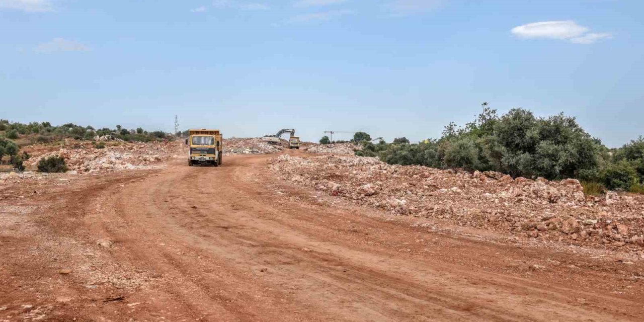 Kepez Masa Dağı’nın 60 Metrelik Ana Arter Yolunu Açıyor