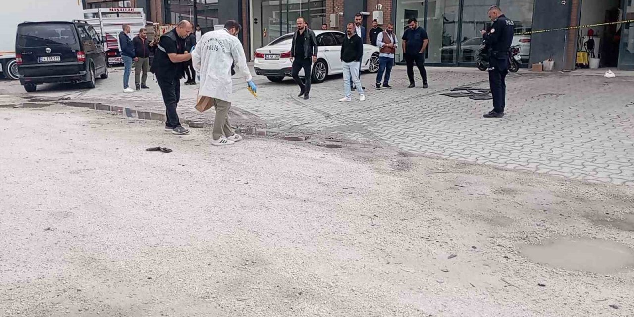 Otomobilden Açılan Ateş Sonrası 2 Kişi Yaralandı