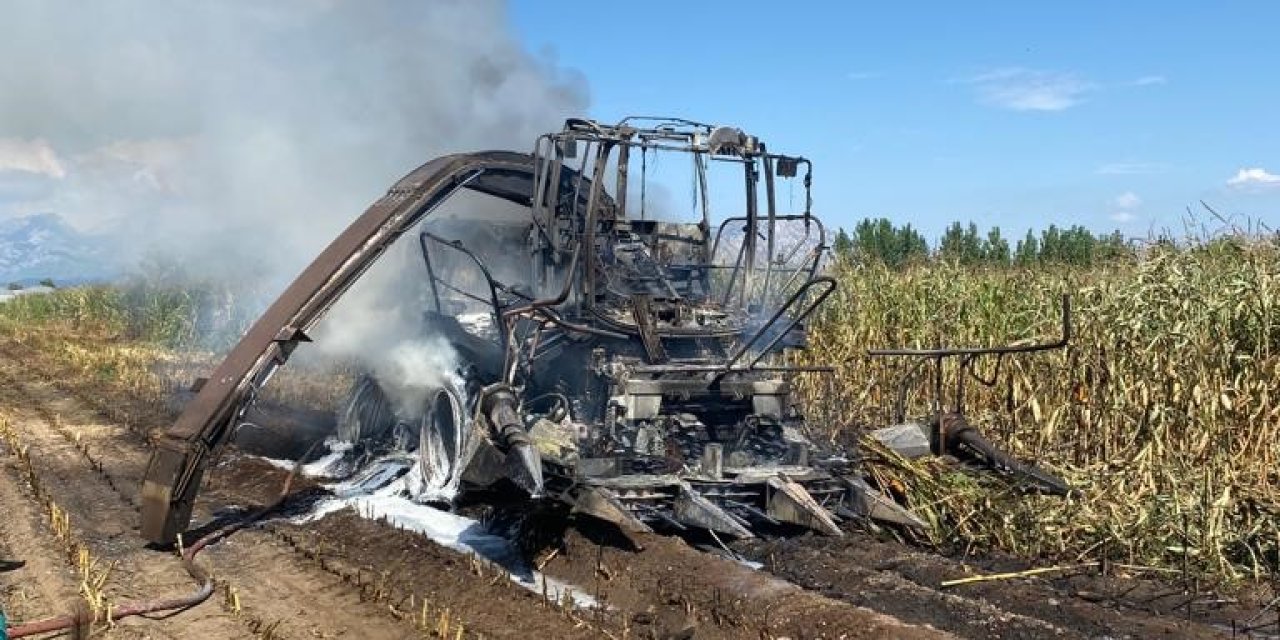 Silaj Makinesi Ve Traktör Alev Topuna Döndü, İşçiler Zor Kurtuldu