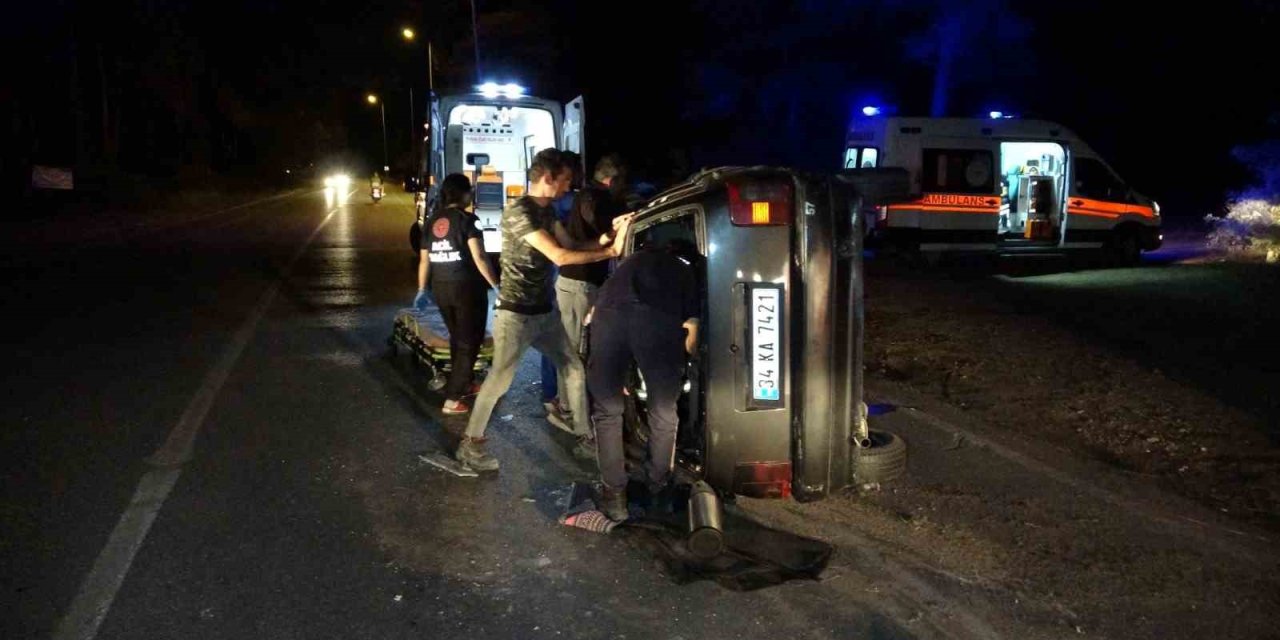 Aydınlatma Direğine Çarparak Devrilen Otomobilin İçerisinde Sıkıştı