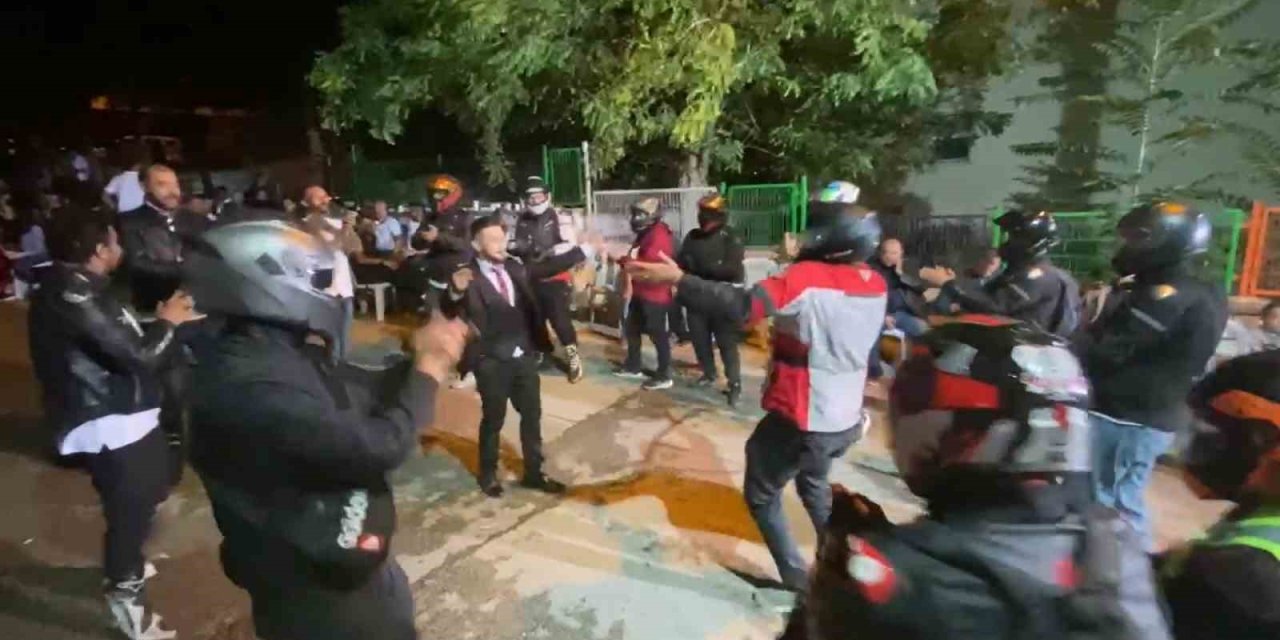 25 Motorcu Kasklarıyla Piste Çıkıp Çiftetelli Oynadı