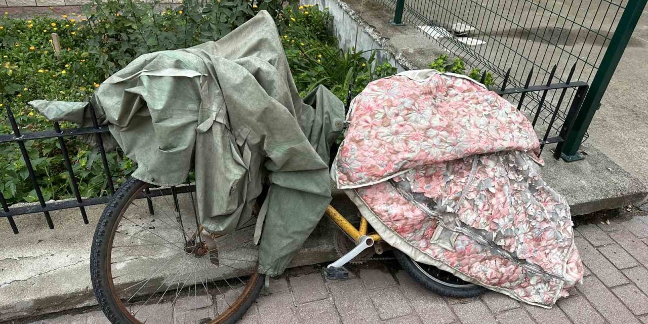 Bisikletini Palto Ve Mont İle Korudu