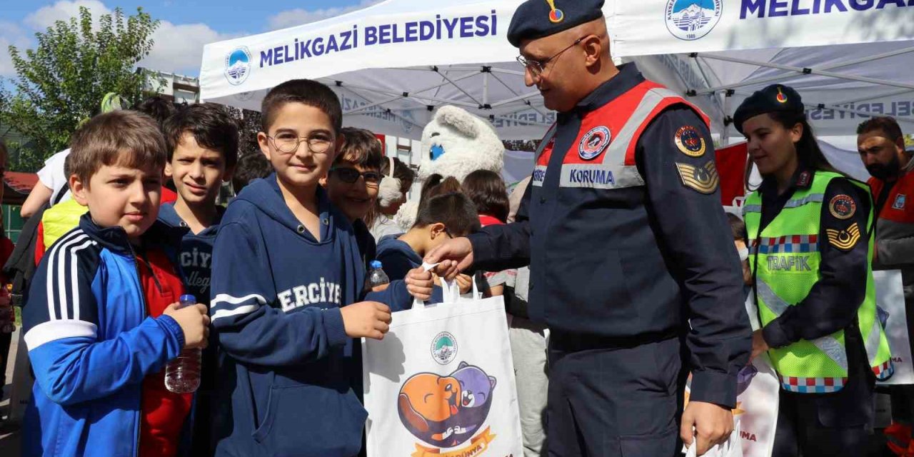 Jandarma’dan Öğrencilere Hayvanat Bahçesi Gezisi