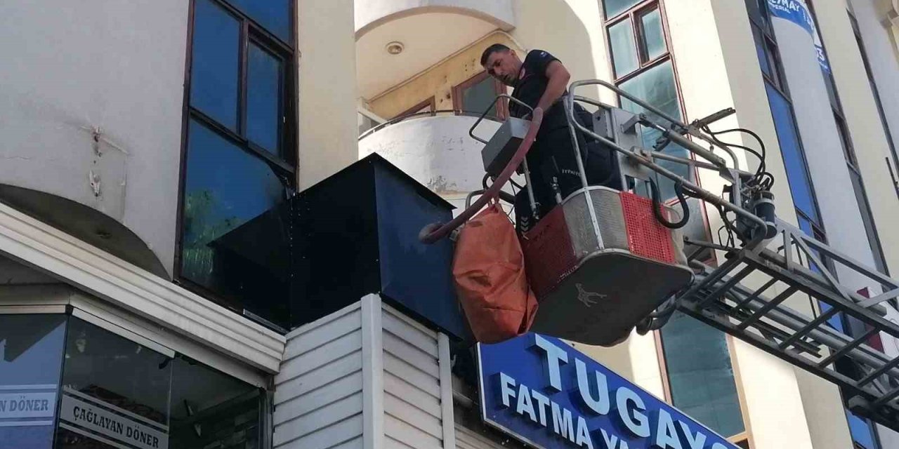 Dönercinin Bacasında Çıkan Yangını Ekipleri Alarma Geçirdi