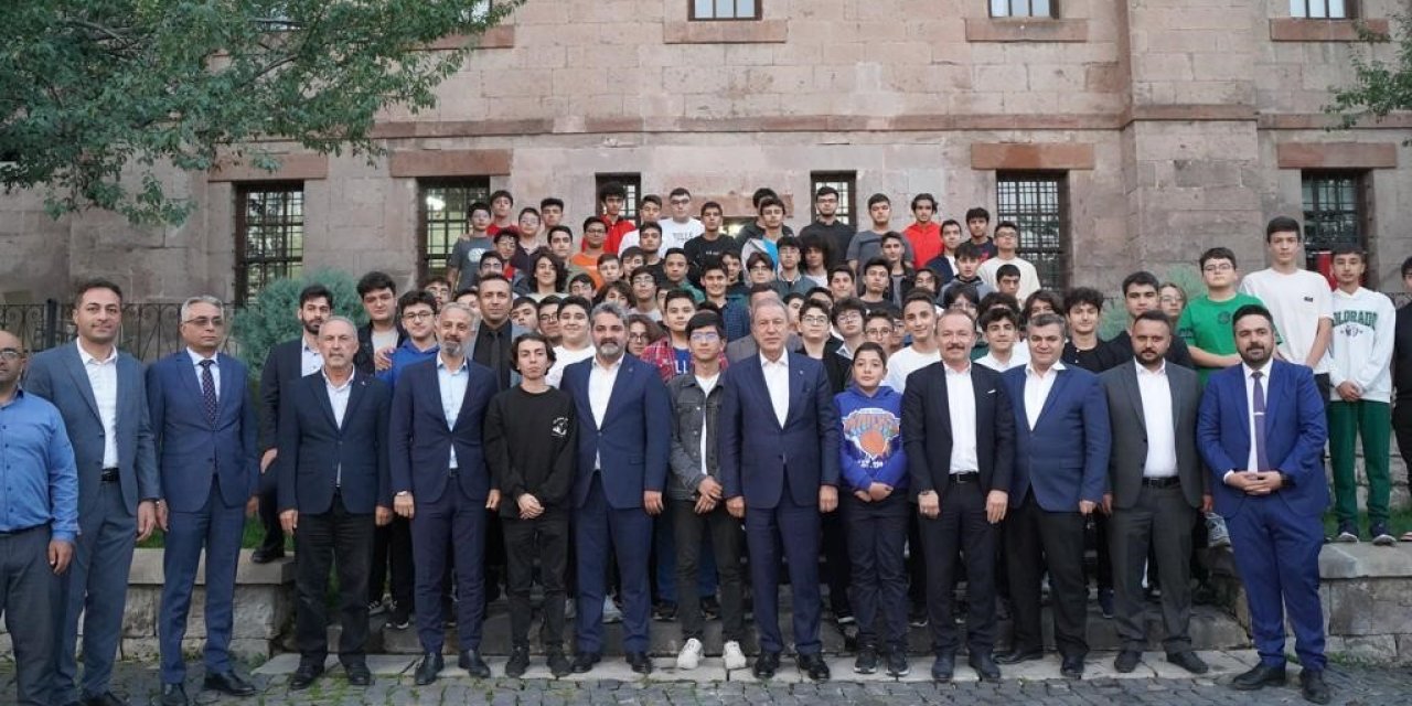 Akar; Talas Gençlik Merkezi’nde Öğrencilerle Buluştu