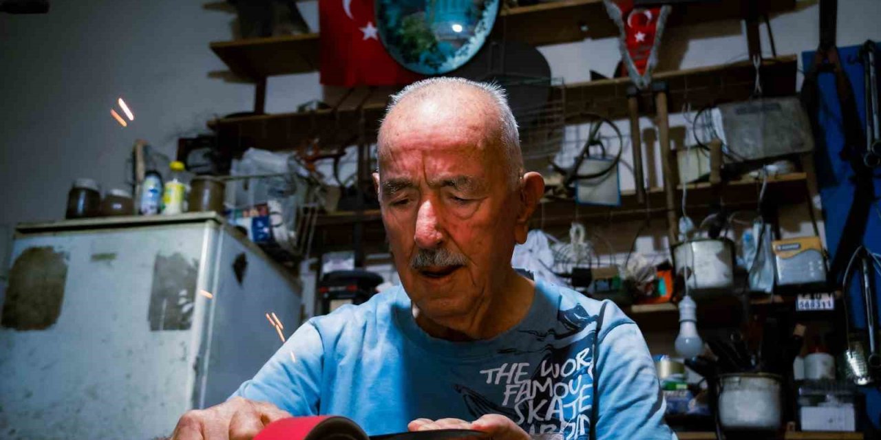 83 Yaşındaki Bileyci, 50 Yıllık Zanaat Tutkusuyla Gençlere Taş Çıkartıyor