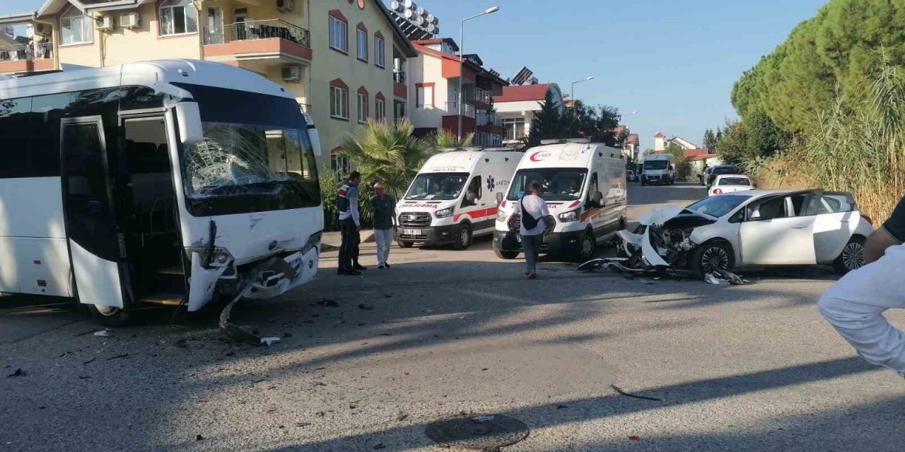 Antalya’da Üç Araçlı Zincirleme Kazada 3 Kişi Yaralandı