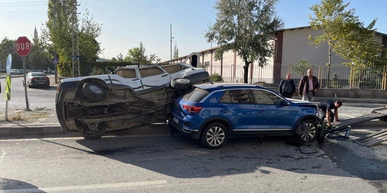 Çarpışan Otomobillerden Biri Yan Yattı: 2 Yaralı