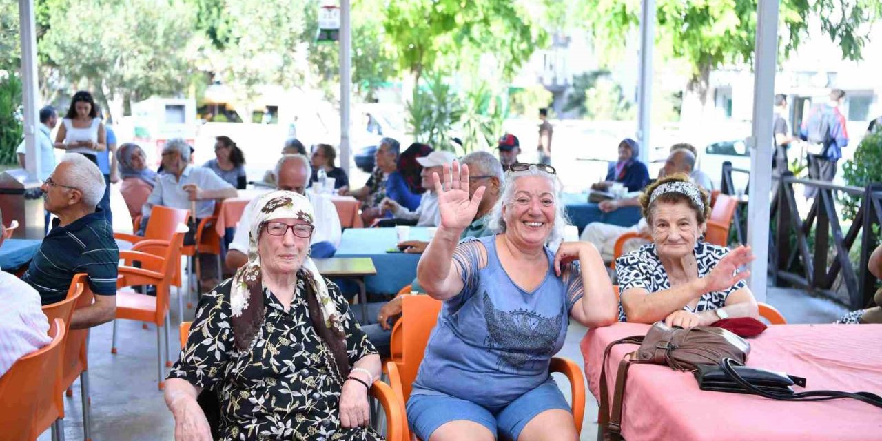 Emekliler Konyaaltı Belediyesinin Konseriyle Eğlendi