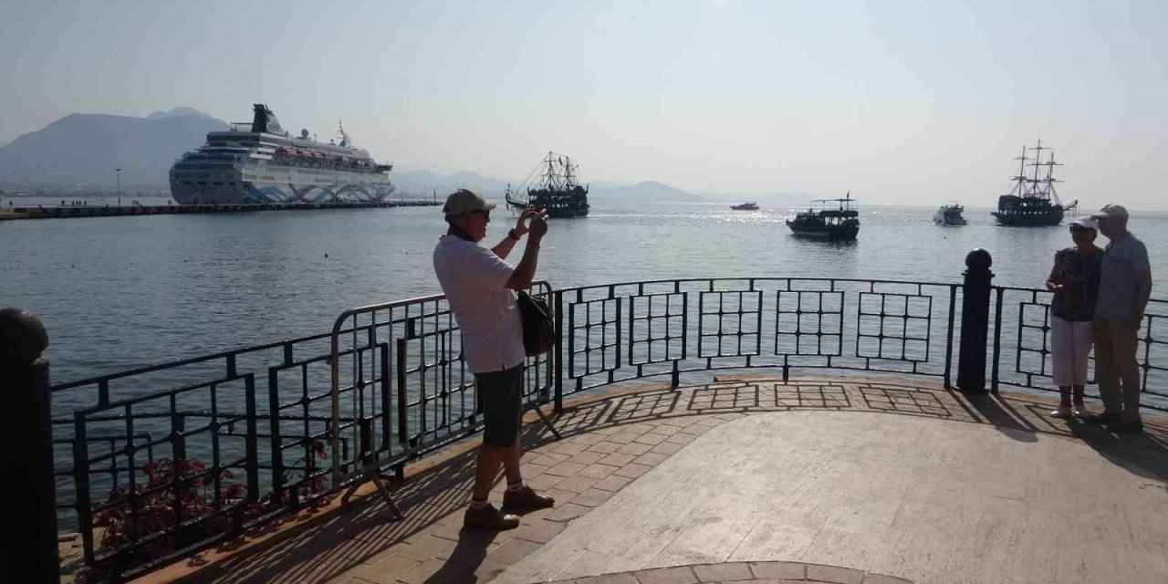 İsrailli Turistler Lüks Kruvaziyerle Alanya’ya Demir Attı