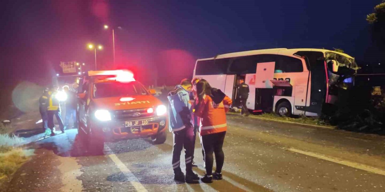 Kayseri’de Kontrolden Çıkan Yolcu Otobüsü Aydınlatma Direğine Çarptı: 16 Yaralı