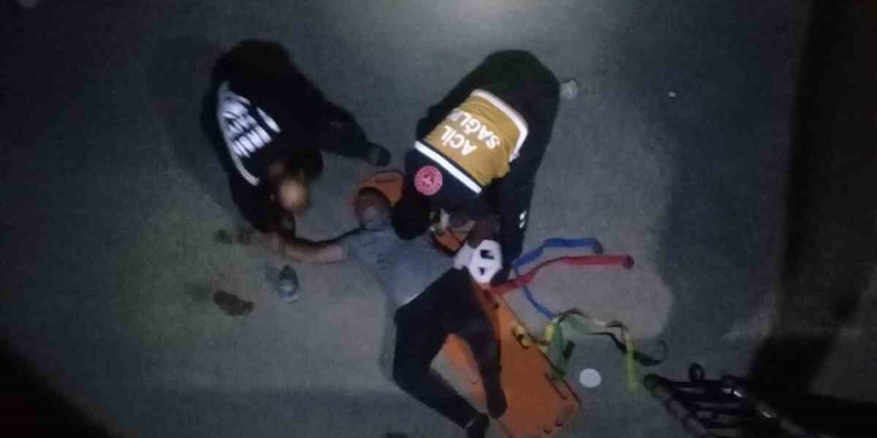 3 Metrelik Tahliye Kanalına Düşen Sürücüyü İtfaiye Ekipleri Kurtardı