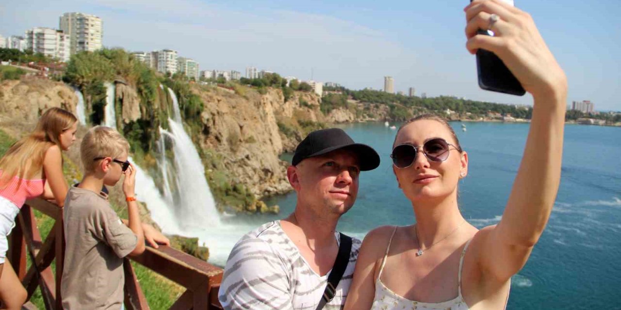 Antalya’nın Dünyaca Ünlü Şelalesinin Sonbahar Manzarası Mest Etti