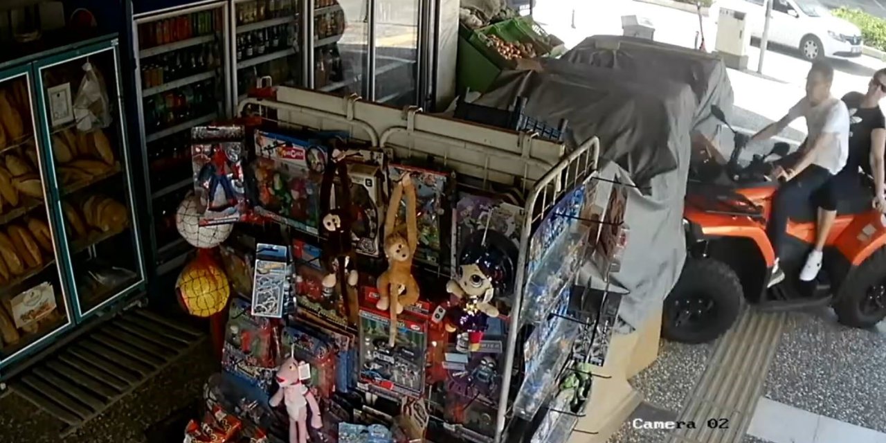 Atv İle Markete Dalan Alman Çifte Su Kolileri Hava Yastığı Görevi Yaptı