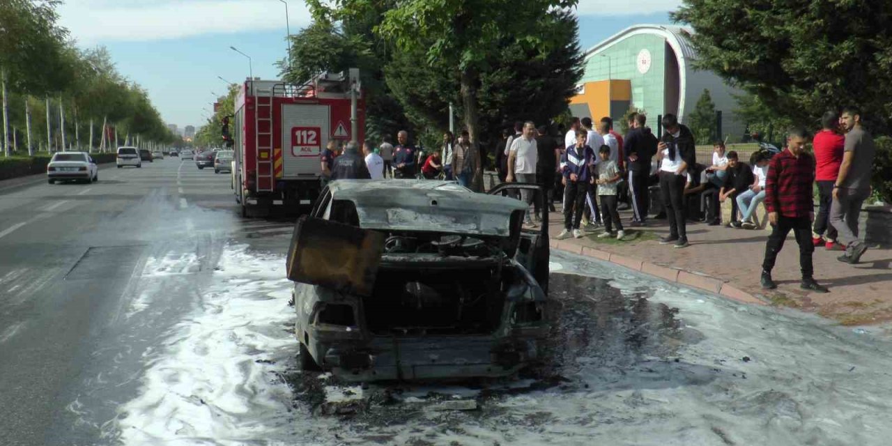 Seyir Halindeki Otomobil Alev Aldı, Vatandaşlar Görüntü Çekmek İçin Birbiriyle Yarıştı
