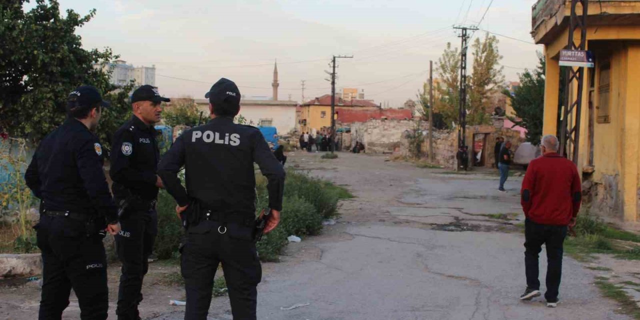 Komşular Arasında Taşlı Silahlı Kavga: 5 Yaralı