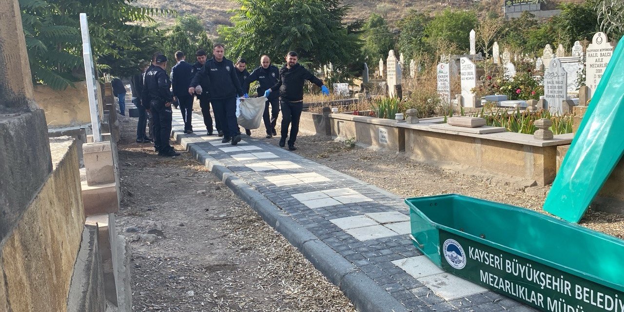 Mezarlıkta Kalbinden Bıçaklanmış Erkek Cesedi Bulundu