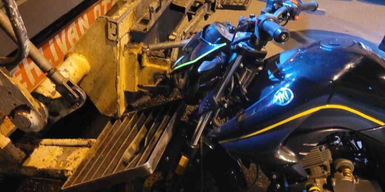 Çöp Kamyonuna Arkadan Çarpan Motosiklet Sürücüsü Kazayı Yara Almadan Atlattı
