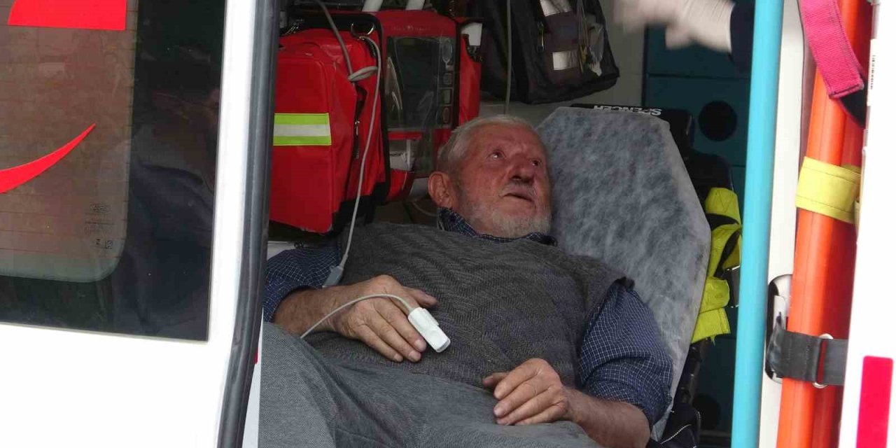 Evlerinde Yangın Çıkan Yaşlı Çifti Komşusu Kurtardı