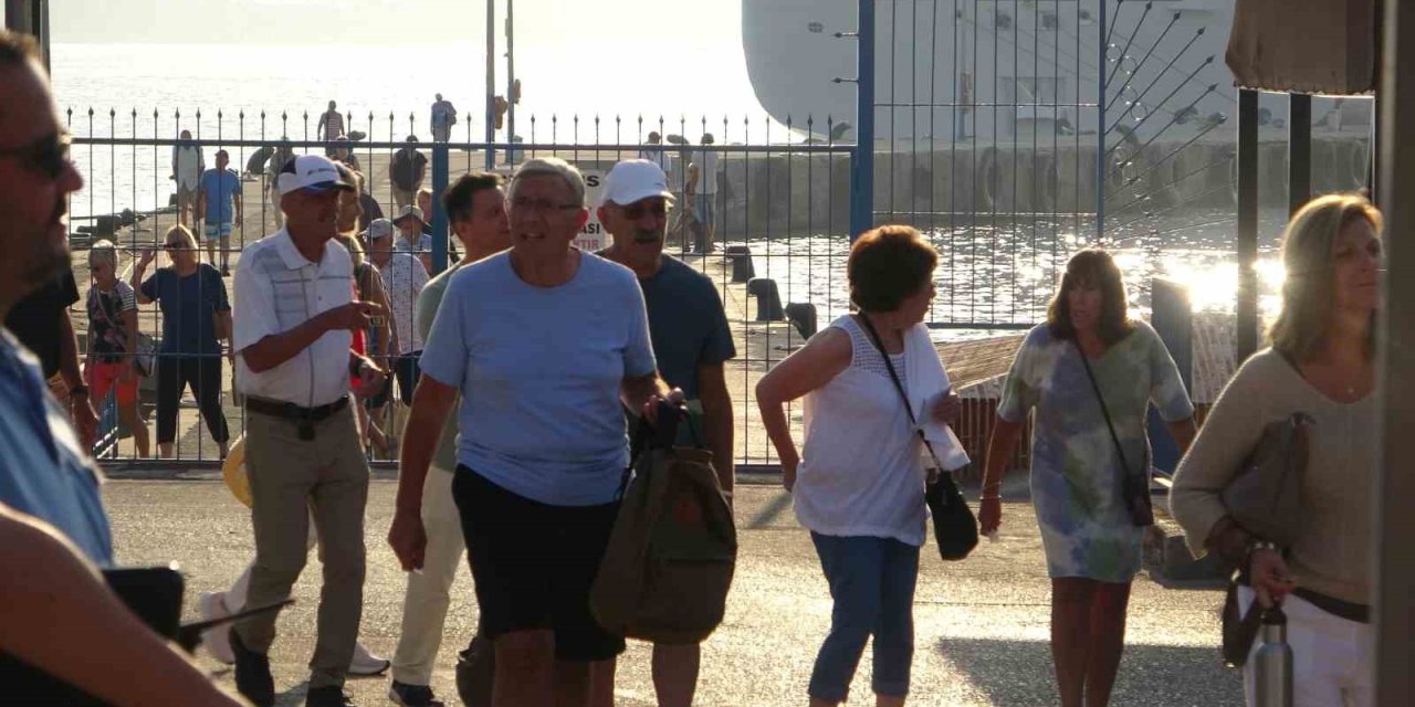 Çoğunluğunu Abd’li Turistlerin Oluşturduğu Kruvaziyer Alanya’ya Demir Attı