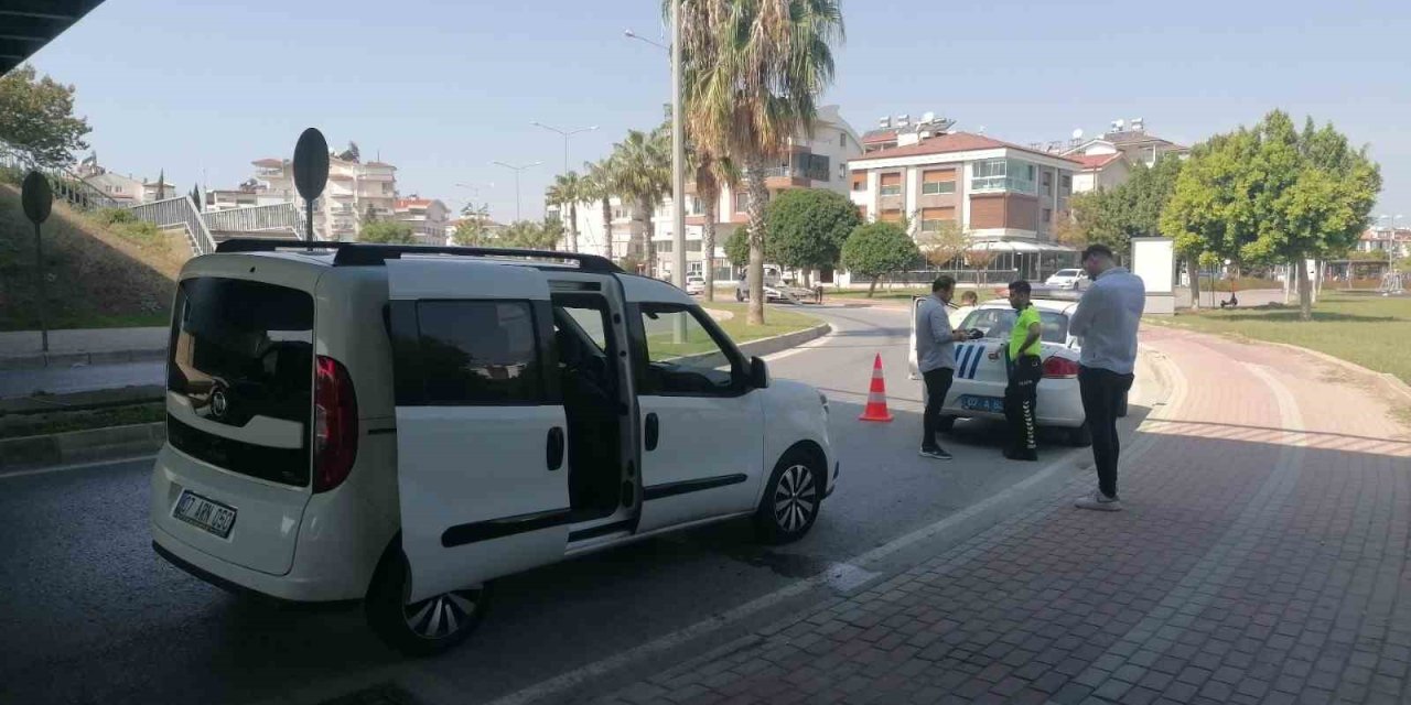 Özel Aracıyla Turist Taşıyan Korsan Taşımacı 20 Bin Tl Ceza Yedi, Aracı 2 Ay Trafikten Men Edildi