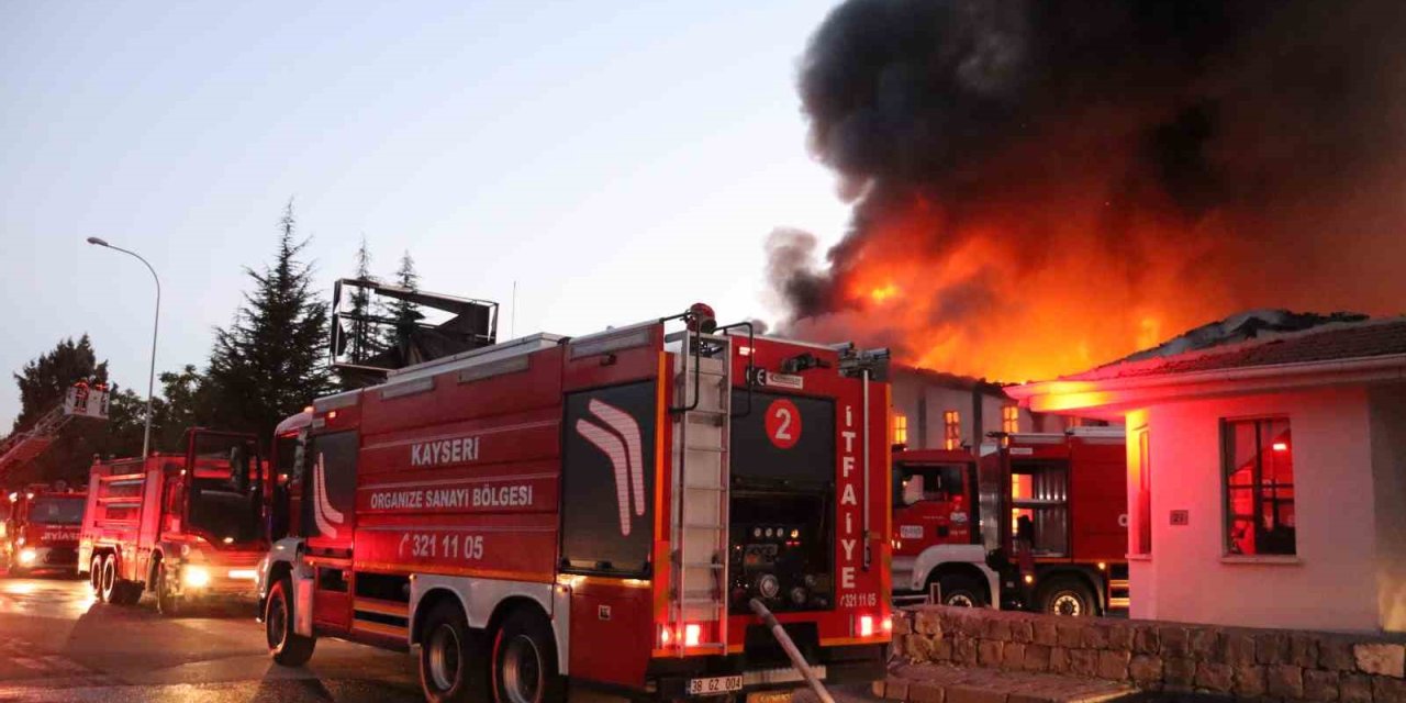 Kayseri’de Büyük Fabrika Yangını: Ekipler Alevleri Söndürmek İçin Çalışıyor
