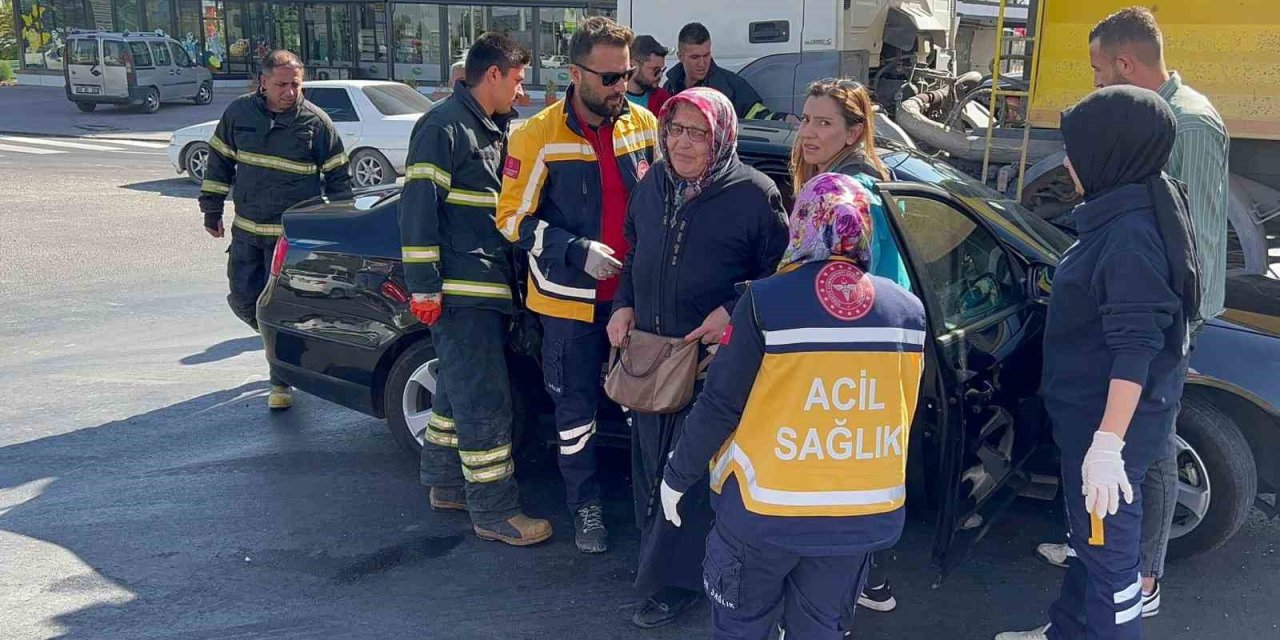 Aksaray’da Otomobille Kamyon Çarpıştı: 2 Yaralı