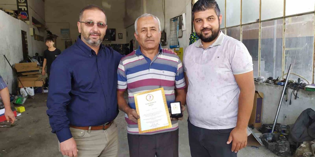 Kızılay’a 35 Kan Bağışı Yapan Bağışçıya Altın Madalya Verildi