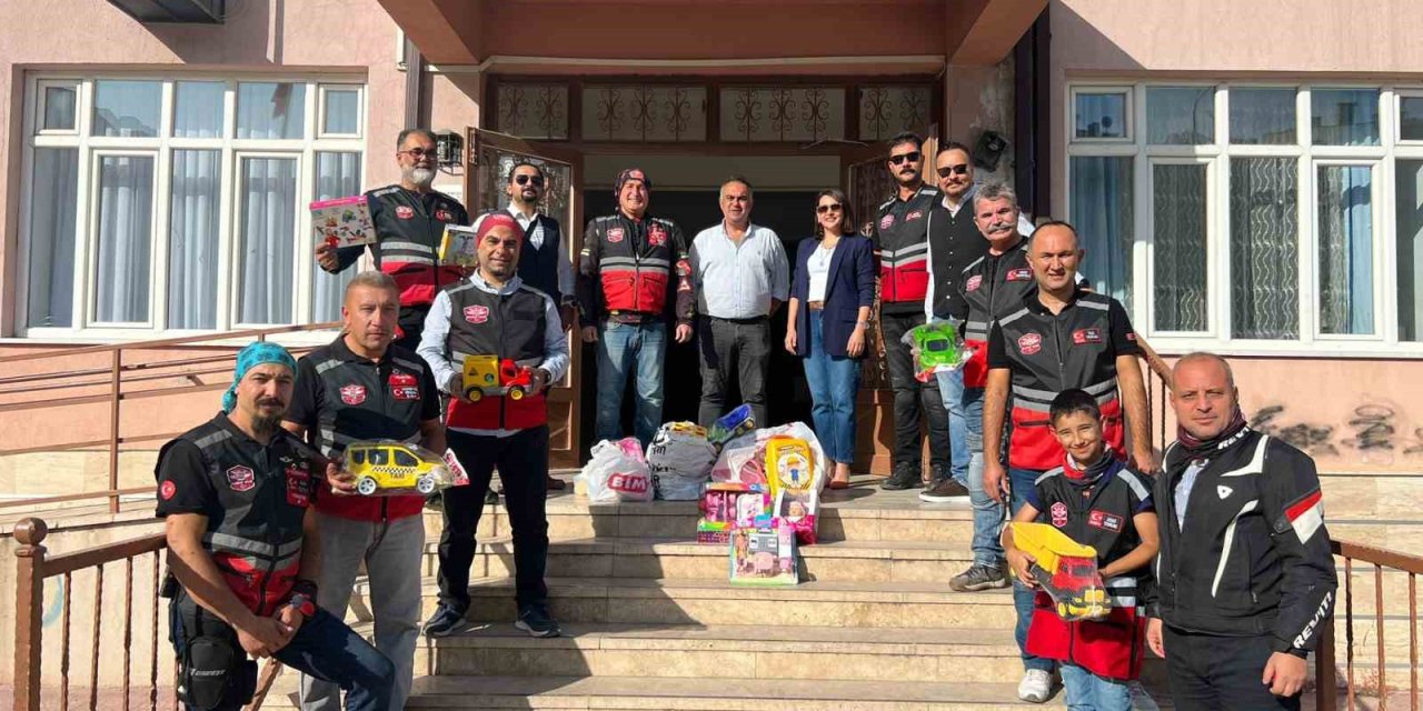 Eskişehir’de 2 Dernek Çocuklara 400 Oyuncak Dağıttı