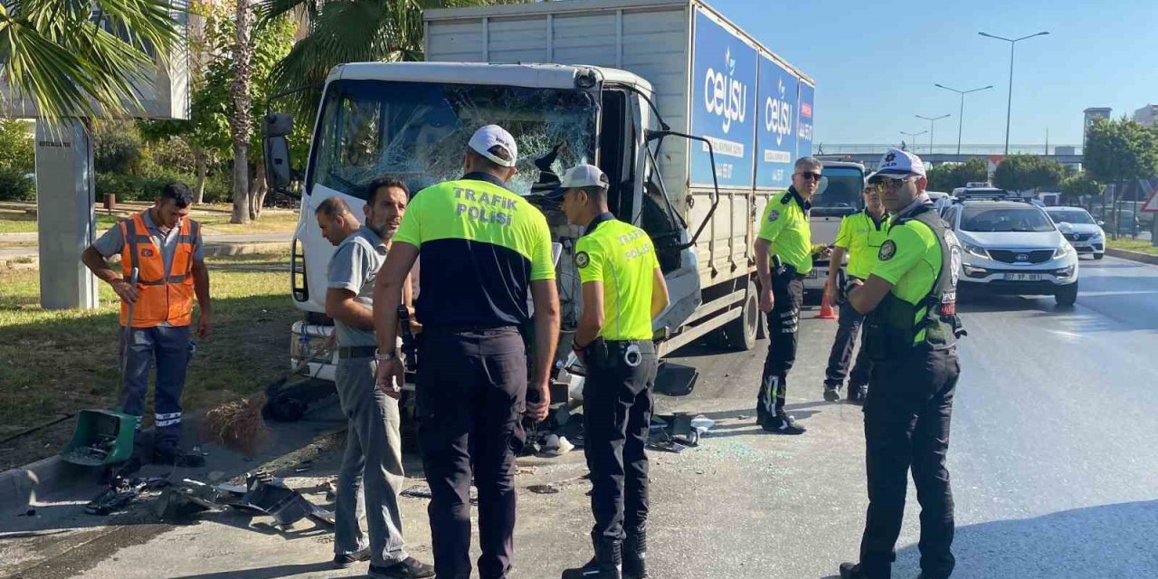 Antalya’da 4 Araçlı Zincirleme Kaza: 2 Yaralı
