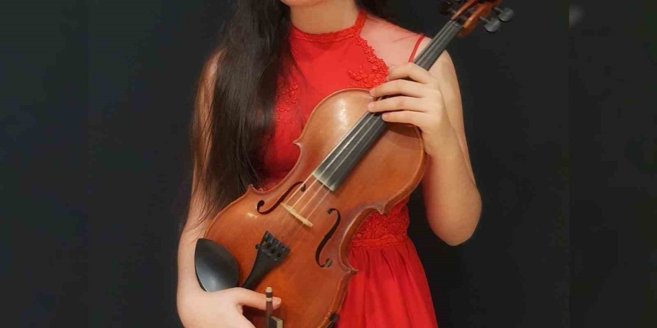 11. Sınıf Öğrencisi Elif Kemanını Dostluk İçin Çaldı