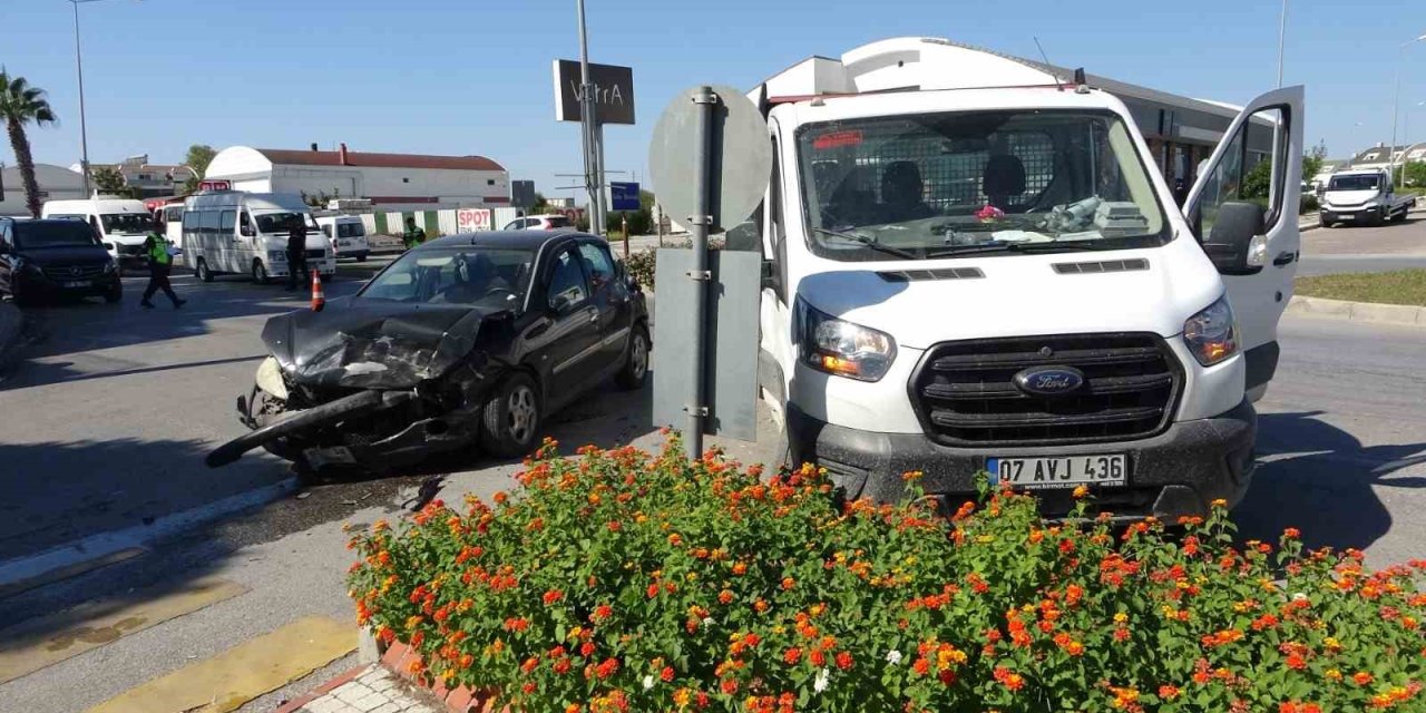 Kazada Şoka Giren Hamile Kadın Araçtan İnip Yere Yığıldı