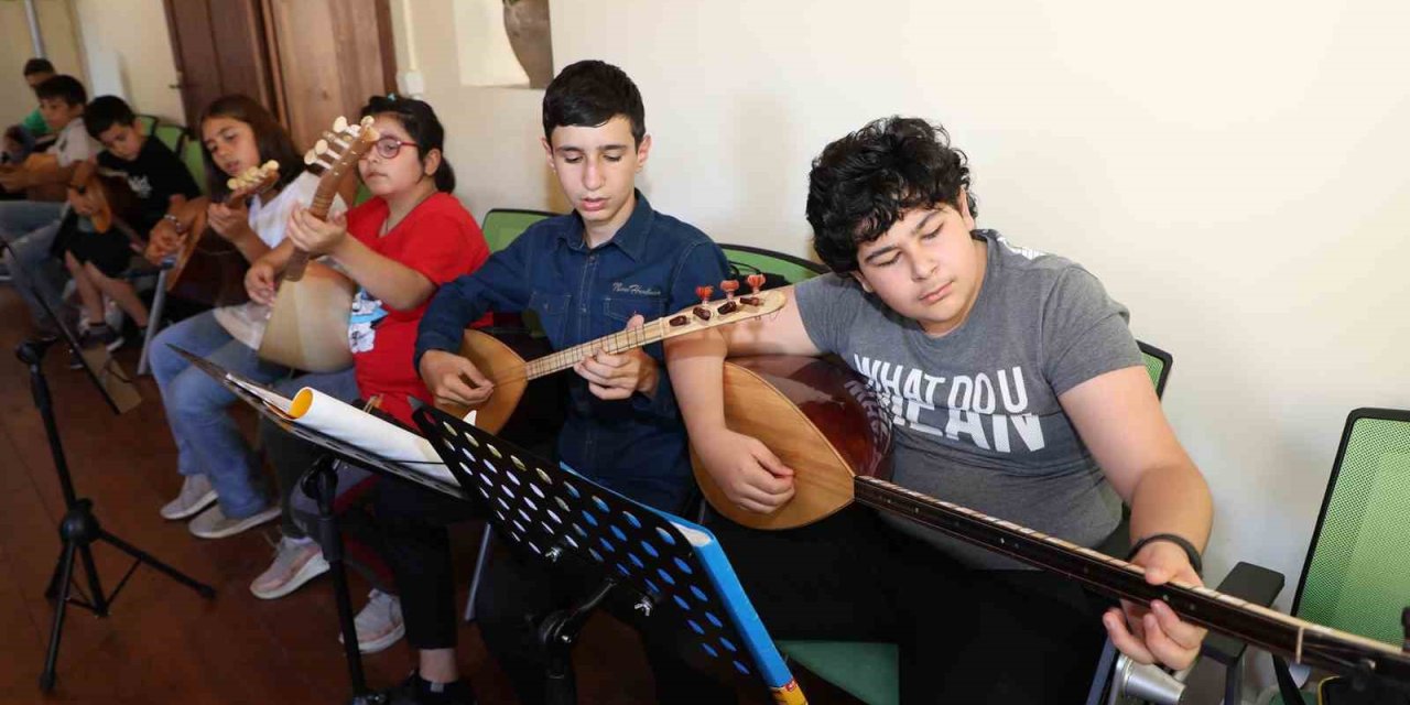 Talas Musiki Cemiyetinde Bağlama Kursu