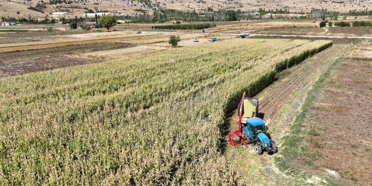 Büyükşehir Belediyesinden Çiftçiye Silaj Makinesi
