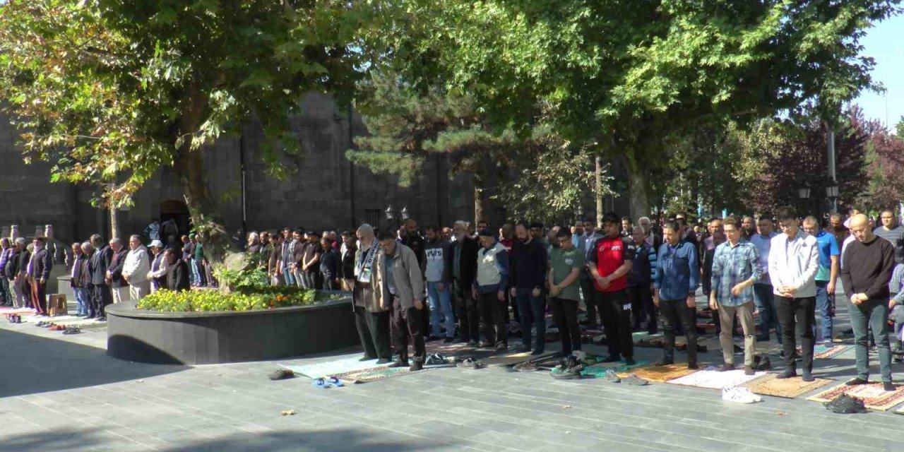 Hayatını Kaybeden Filistinliler İçin Kayseri’de ‘gıyabi Cenaze Namazı’ Kılındı