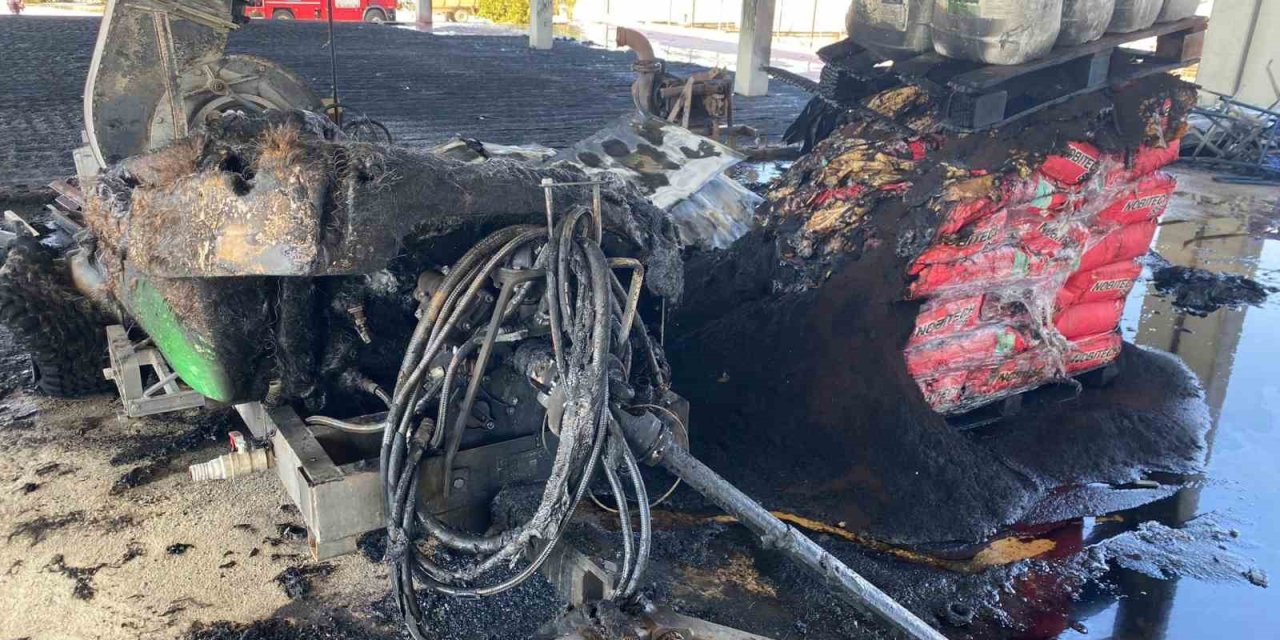 Ardiyede Plastik Kasalar Yandı, Gökyüzünü Kara Dumanlar Kapladı