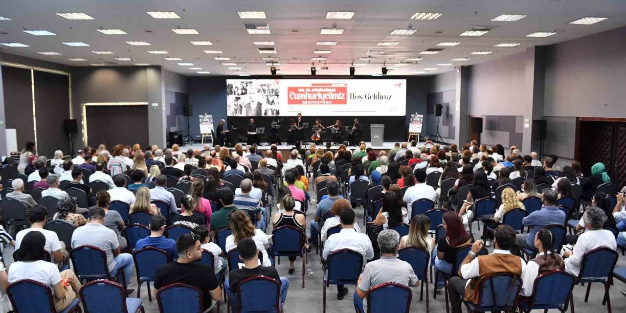 Mersin’de Cumhuriyet Sempozyumu Düzenlendi