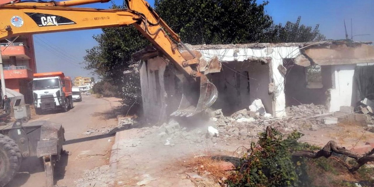 Akdeniz’de Metruk Binaların Yıkımı Sürüyor