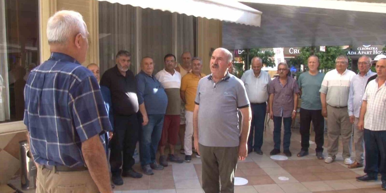 42 Yıl Sonra Bir Araya Gelip Emekli Yarbaya Tekmil Verdiler