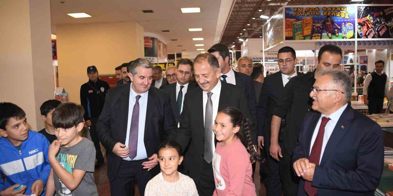 Bakan Özhaseki Ve Başkan Büyükkılıç, Kayseri’de 6’ncı Kitap Fuarını Ziyaret Etti