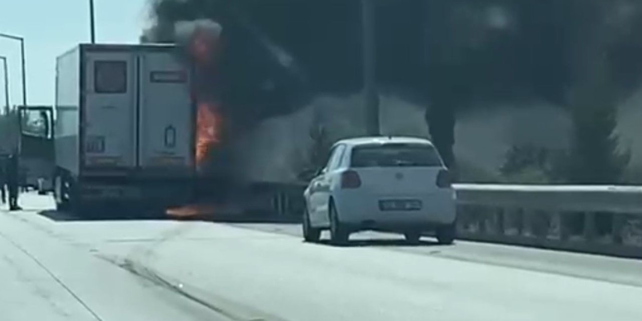 Meyve Yüklü Tır Alev Alev Yandı