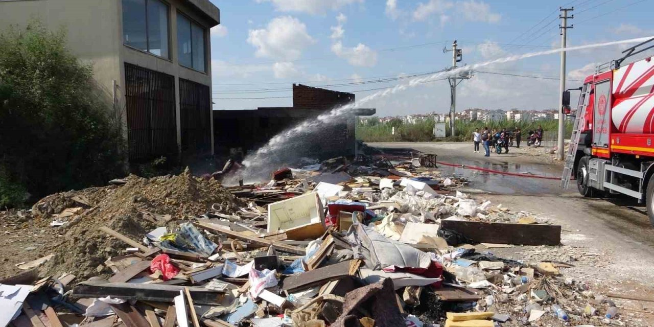İtfaiyenin Zamanında Müdahalesi Yangının İş Yerlerine Ulaşmasını Engelledi